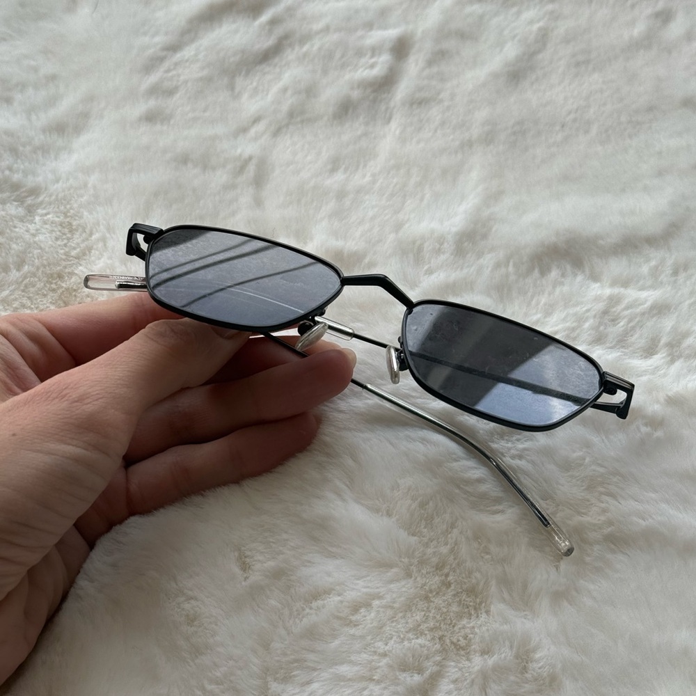 Chic Black Sunglasses - image 5